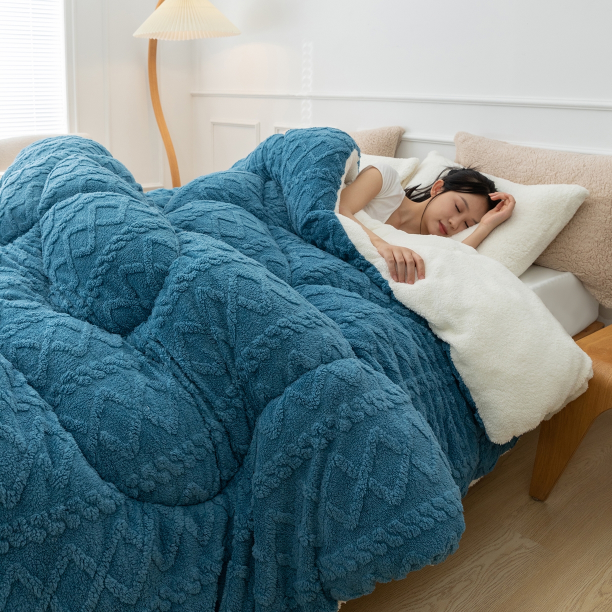 91家纺网 家纺一手货源 找家纺 悦织湾家纺 2025暖绒冬季被子A面雪花绒牛奶绒塔芙绒B面羊羔绒加厚速暖2025新款跨境出口外贸电商热销款可定做 塔芙绒被子孔雀蓝