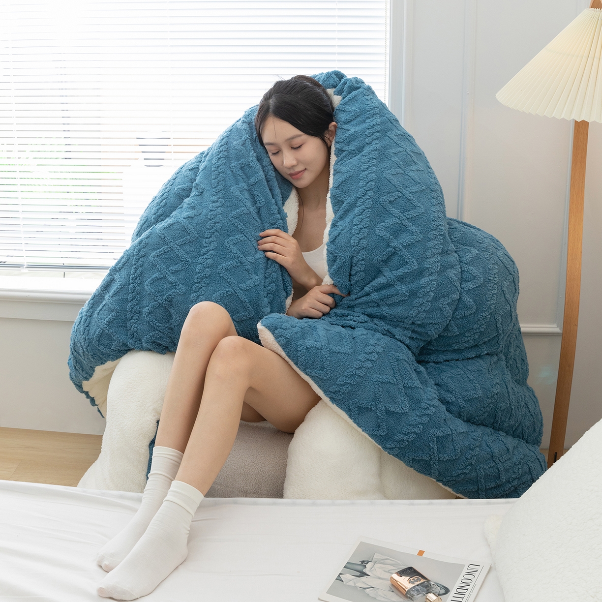 91家纺网 家纺一手货源 找家纺 悦织湾家纺 2025暖绒冬季被子A面雪花绒牛奶绒塔芙绒B面羊羔绒加厚速暖2025新款跨境出口外贸电商热销款可定做 塔芙绒被子孔雀蓝