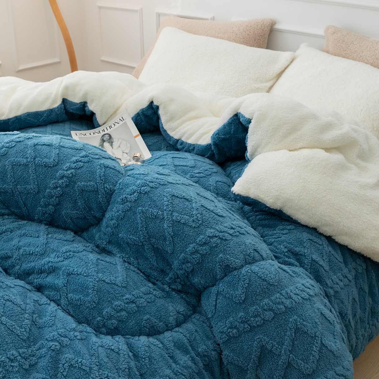 91家纺网 家纺一手货源 找家纺 悦织湾家纺 2025暖绒冬季被子A面雪花绒牛奶绒塔芙绒B面羊羔绒加厚速暖2025新款跨境出口外贸电商热销款可定做 塔芙绒被子孔雀蓝