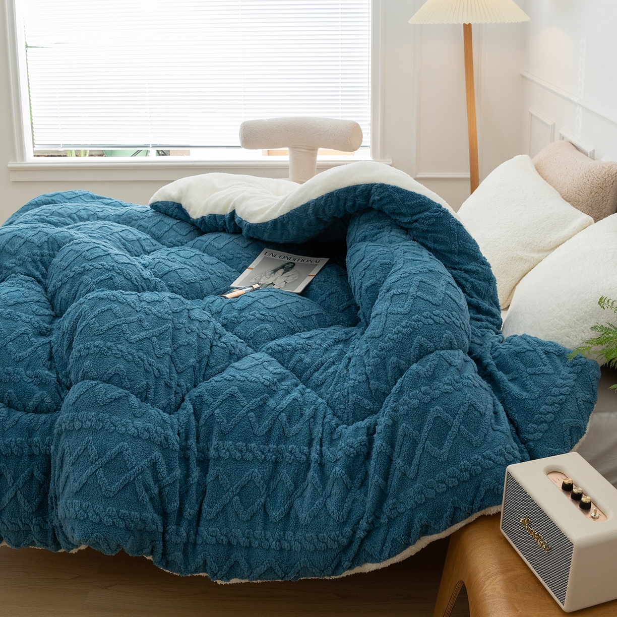 91家纺网 家纺一手货源 找家纺 悦织湾家纺 2025暖绒冬季被子A面雪花绒牛奶绒塔芙绒B面羊羔绒加厚速暖2025新款跨境出口外贸电商热销款可定做 塔芙绒被子孔雀蓝