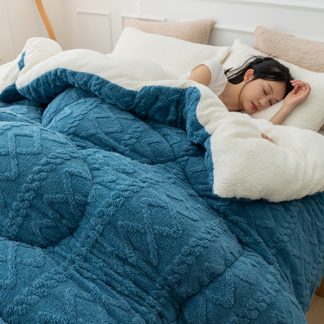 91家纺网 家纺一手货源 找家纺 悦织湾家纺 2025暖绒冬季被子A面雪花绒牛奶绒塔芙绒B面羊羔绒加厚速暖2025新款跨境出口外贸电商热销款可定做 塔芙绒被子孔雀蓝