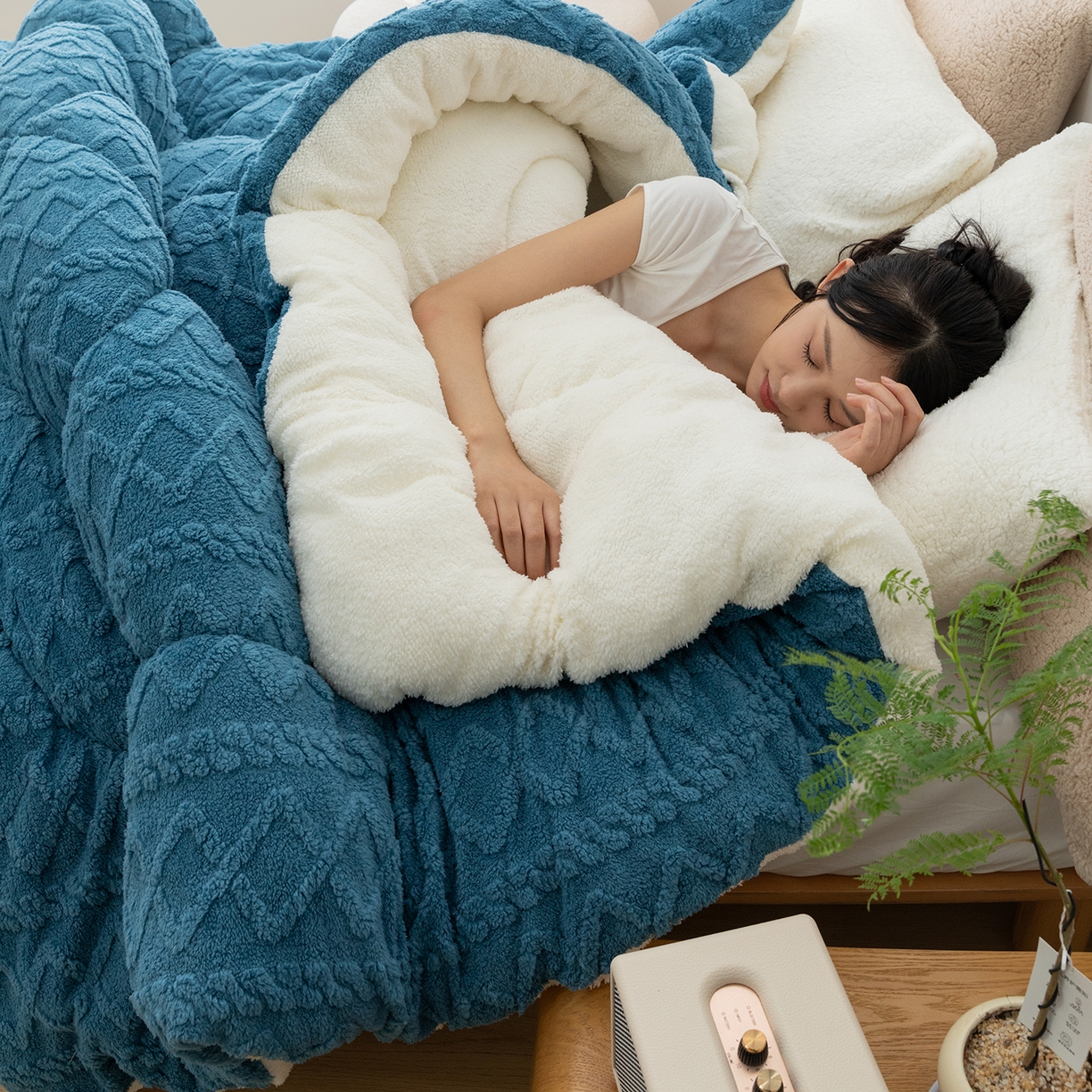 91家纺网 家纺一手货源 找家纺 悦织湾家纺 2025暖绒冬季被子A面雪花绒牛奶绒塔芙绒B面羊羔绒加厚速暖2025新款跨境出口外贸电商热销款可定做 塔芙绒被子孔雀蓝