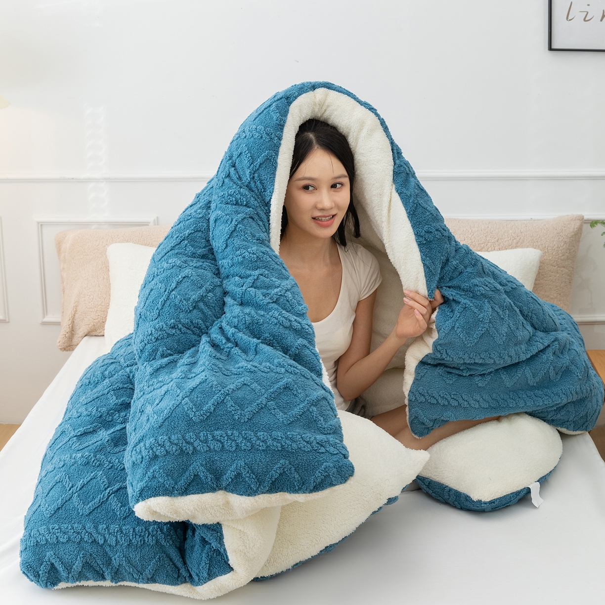 91家纺网 家纺一手货源 找家纺 悦织湾家纺 2025暖绒冬季被子A面雪花绒牛奶绒塔芙绒B面羊羔绒加厚速暖2025新款跨境出口外贸电商热销款可定做 塔芙绒被子孔雀蓝