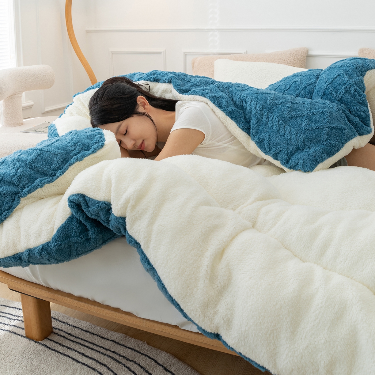 91家纺网 家纺一手货源 找家纺 悦织湾家纺 2025暖绒冬季被子A面雪花绒牛奶绒塔芙绒B面羊羔绒加厚速暖2025新款跨境出口外贸电商热销款可定做 塔芙绒被子孔雀蓝