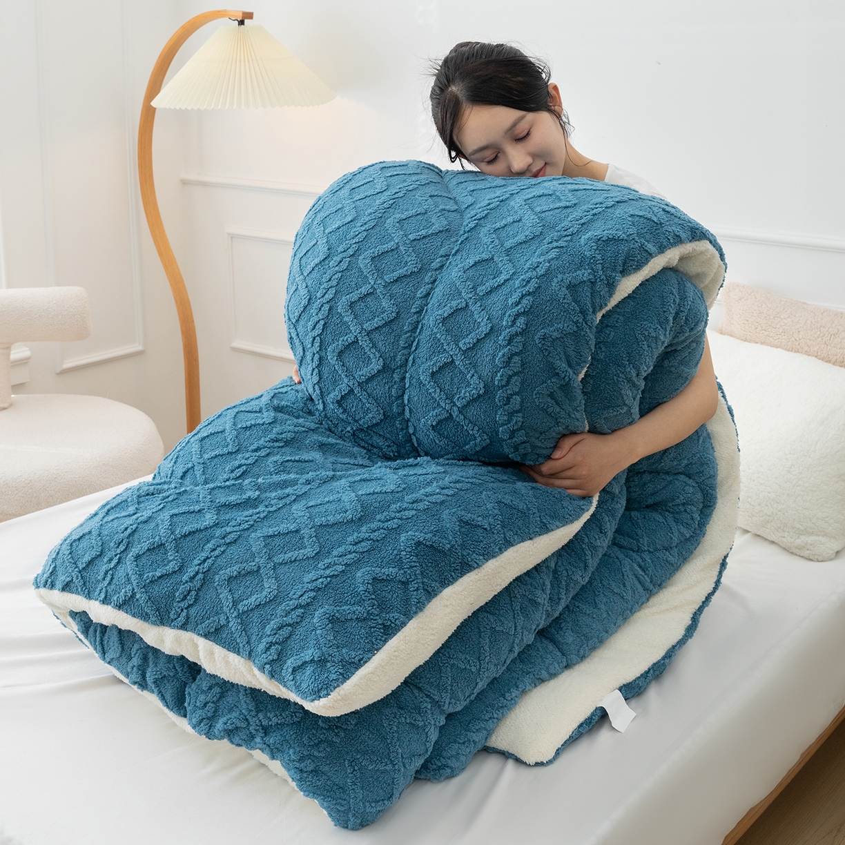 91家纺网 家纺一手货源 找家纺 悦织湾家纺 2025暖绒冬季被子A面雪花绒牛奶绒塔芙绒B面羊羔绒加厚速暖2025新款跨境出口外贸电商热销款可定做 塔芙绒被子孔雀蓝