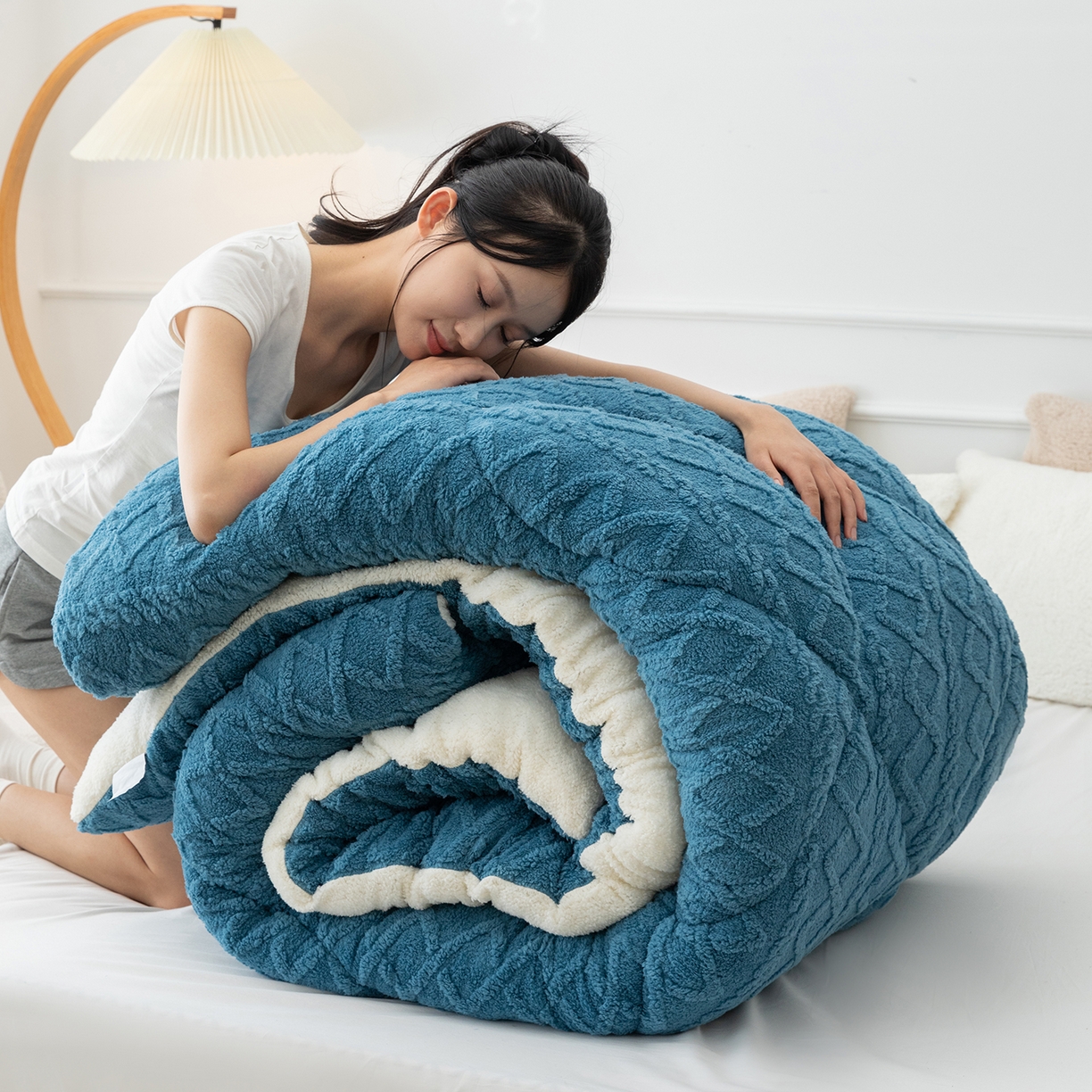 91家纺网 家纺一手货源 找家纺 悦织湾家纺 2025暖绒冬季被子A面雪花绒牛奶绒塔芙绒B面羊羔绒加厚速暖2025新款跨境出口外贸电商热销款可定做 塔芙绒被子孔雀蓝