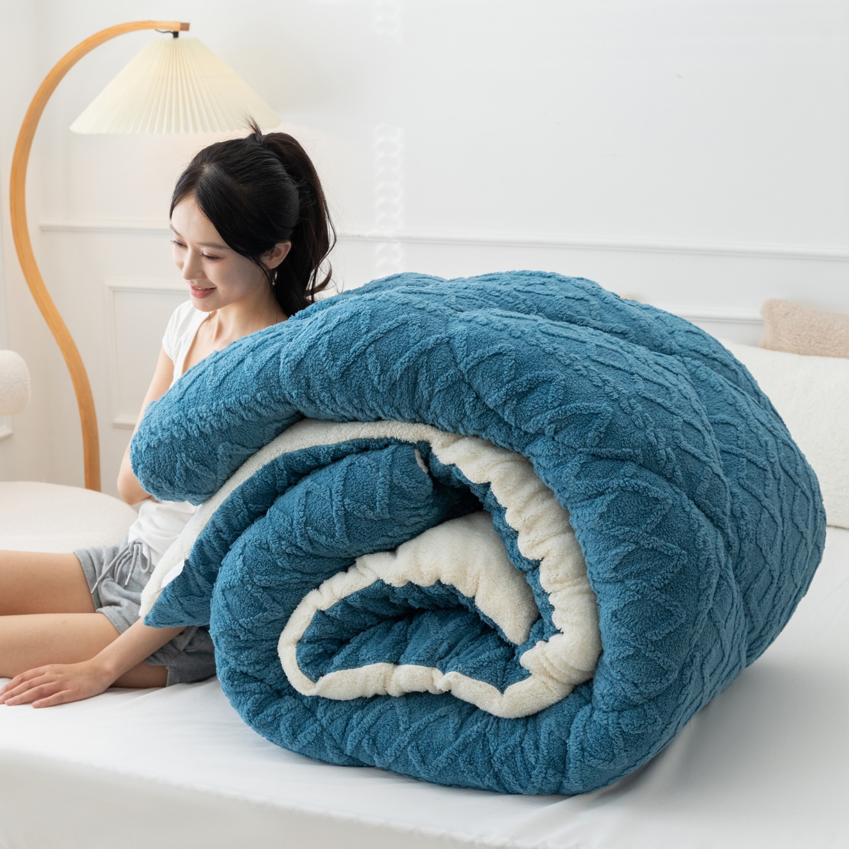 91家纺网 家纺一手货源 找家纺 悦织湾家纺 2025暖绒冬季被子A面雪花绒牛奶绒塔芙绒B面羊羔绒加厚速暖2025新款跨境出口外贸电商热销款可定做 塔芙绒被子孔雀蓝