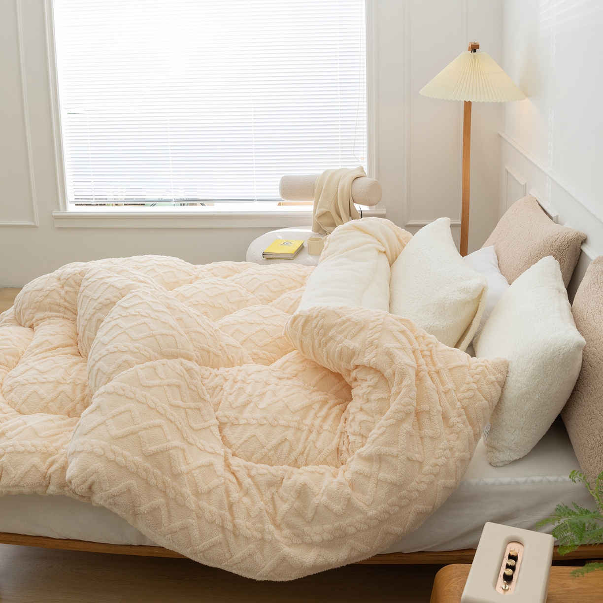 91家纺网 家纺一手货源 找家纺 悦织湾家纺 2025暖绒冬季被子A面雪花绒牛奶绒塔芙绒B面羊羔绒加厚速暖2025新款跨境出口外贸电商热销款可定做 塔芙绒被子米卡其