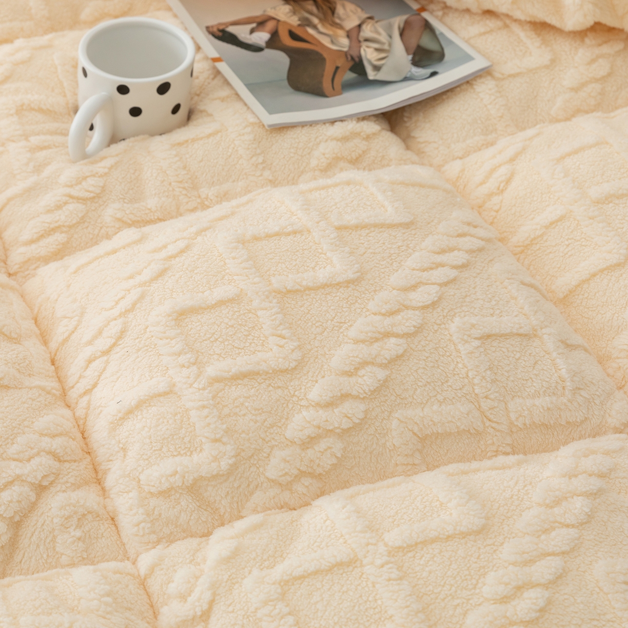 91家纺网 家纺一手货源 找家纺 悦织湾家纺 2025暖绒冬季被子A面雪花绒牛奶绒塔芙绒B面羊羔绒加厚速暖2025新款跨境出口外贸电商热销款可定做 塔芙绒被子米卡其