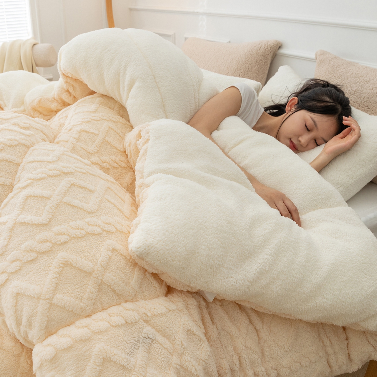 91家纺网 家纺一手货源 找家纺 悦织湾家纺 2025暖绒冬季被子A面雪花绒牛奶绒塔芙绒B面羊羔绒加厚速暖2025新款跨境出口外贸电商热销款可定做 塔芙绒被子米卡其