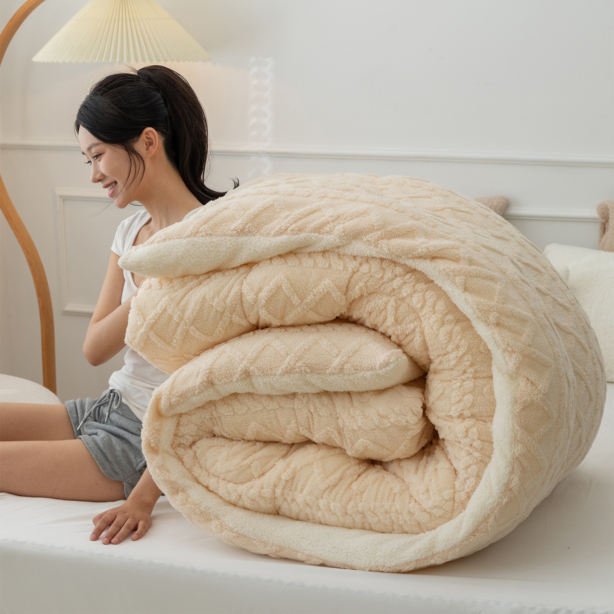 91家纺网 家纺一手货源 找家纺 悦织湾家纺 2025暖绒冬季被子A面雪花绒牛奶绒塔芙绒B面羊羔绒加厚速暖2025新款跨境出口外贸电商热销款可定做 塔芙绒被子米卡其