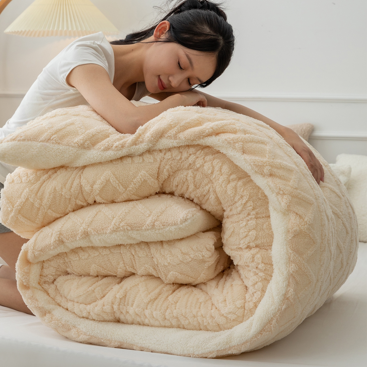 91家纺网 家纺一手货源 找家纺 悦织湾家纺 2025暖绒冬季被子A面雪花绒牛奶绒塔芙绒B面羊羔绒加厚速暖2025新款跨境出口外贸电商热销款可定做 塔芙绒被子米卡其