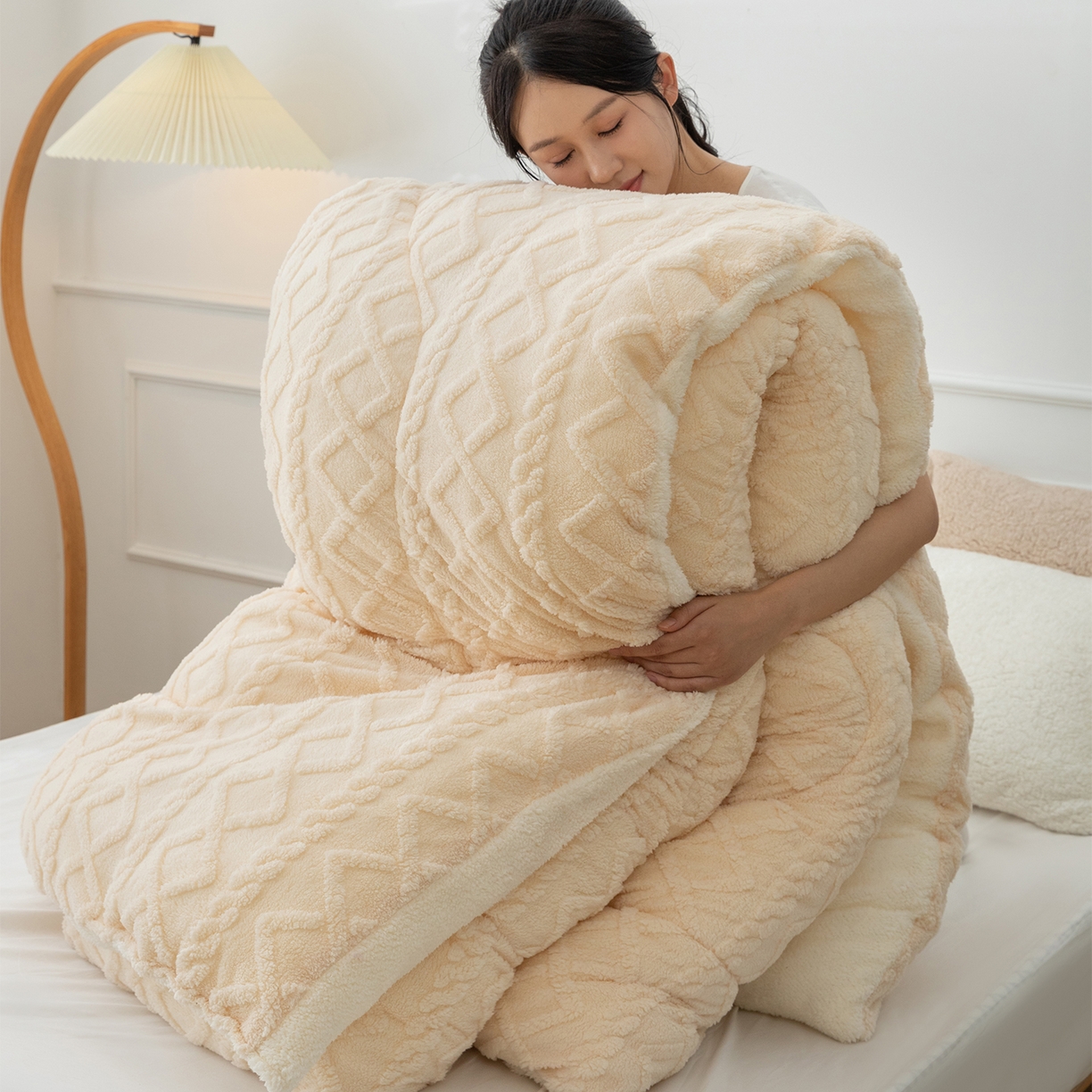 91家纺网 家纺一手货源 找家纺 悦织湾家纺 2025暖绒冬季被子A面雪花绒牛奶绒塔芙绒B面羊羔绒加厚速暖2025新款跨境出口外贸电商热销款可定做 塔芙绒被子米卡其