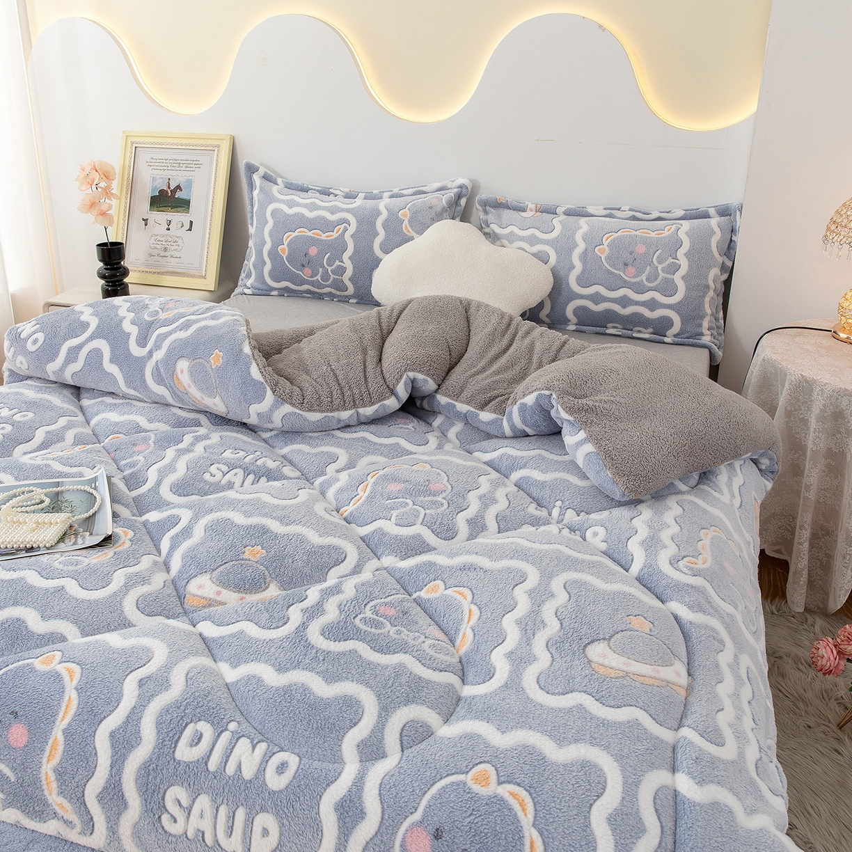 91家纺网 家纺一手货源 找家纺 悦织湾家纺 2025暖绒冬季被子A面雪花绒牛奶绒塔芙绒B面羊羔绒加厚速暖2025新款跨境出口外贸电商热销款可定做 雪花绒萌方恐龙