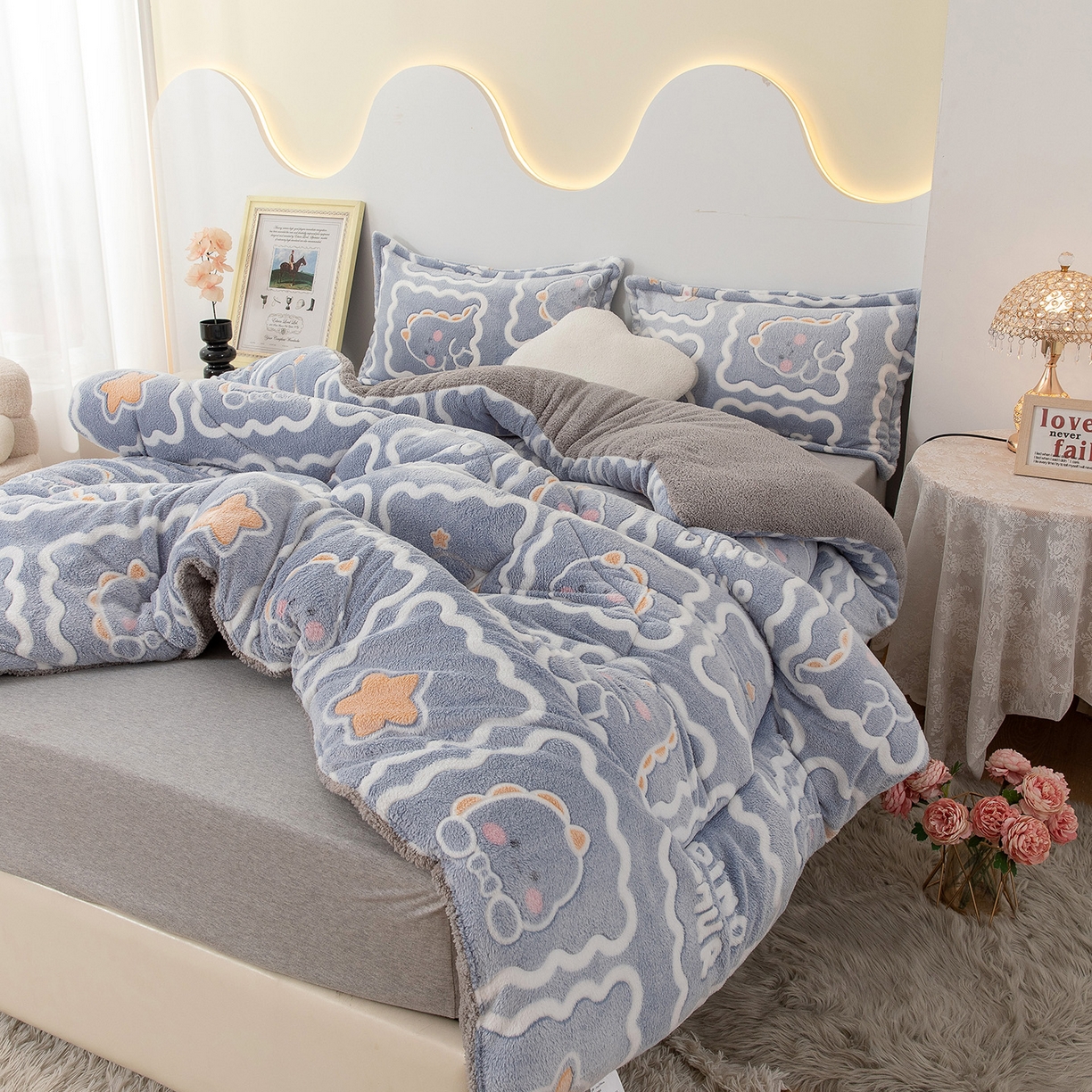 91家纺网 家纺一手货源 找家纺 悦织湾家纺 2025暖绒冬季被子A面雪花绒牛奶绒塔芙绒B面羊羔绒加厚速暖2025新款跨境出口外贸电商热销款可定做 雪花绒萌方恐龙