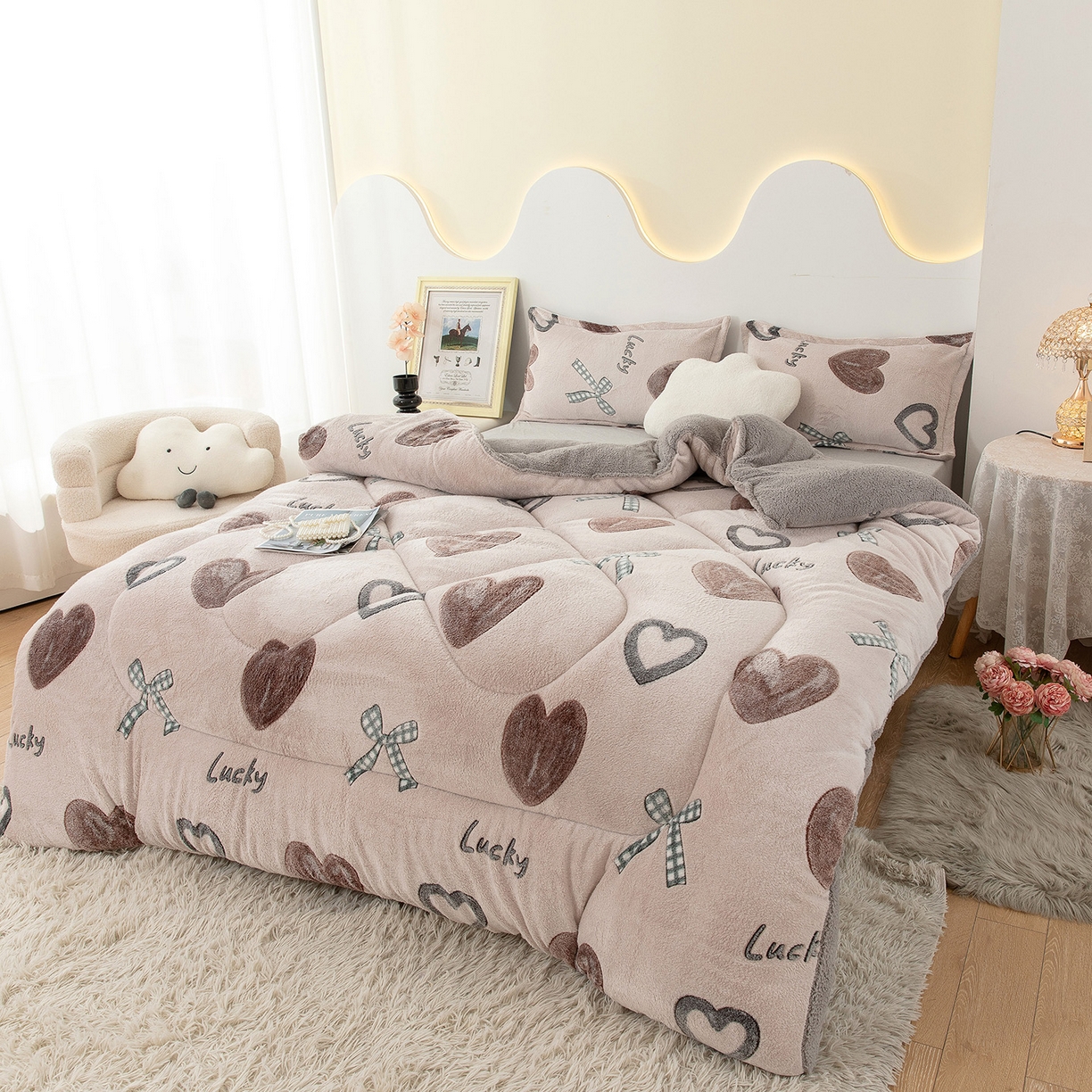 91家纺网 家纺一手货源 找家纺 悦织湾家纺 2025暖绒冬季被子A面雪花绒牛奶绒塔芙绒B面羊羔绒加厚速暖2025新款跨境出口外贸电商热销款可定做 雪花绒心心相印