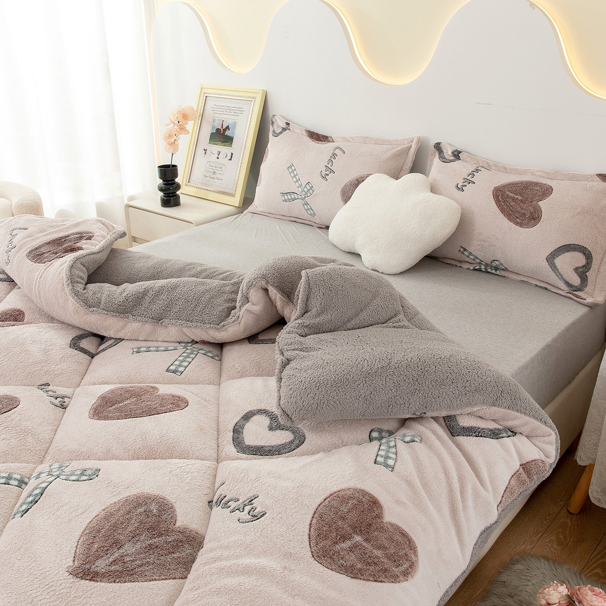 91家纺网 家纺一手货源 找家纺 悦织湾家纺 2025暖绒冬季被子A面雪花绒牛奶绒塔芙绒B面羊羔绒加厚速暖2025新款跨境出口外贸电商热销款可定做 雪花绒心心相印