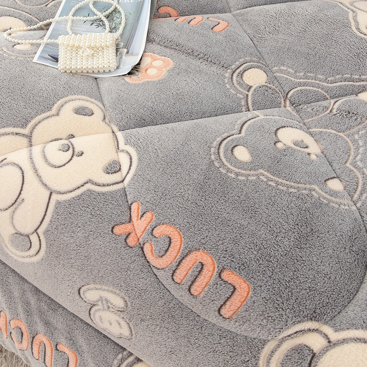 91家纺网 家纺一手货源 找家纺 悦织湾家纺 2025暖绒冬季被子A面雪花绒牛奶绒塔芙绒B面羊羔绒加厚速暖2025新款跨境出口外贸电商热销款可定做 雪花绒幸运熊