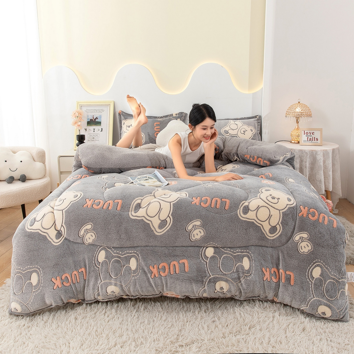 91家纺网 家纺一手货源 找家纺 悦织湾家纺 2025暖绒冬季被子A面雪花绒牛奶绒塔芙绒B面羊羔绒加厚速暖2025新款跨境出口外贸电商热销款可定做 雪花绒幸运熊