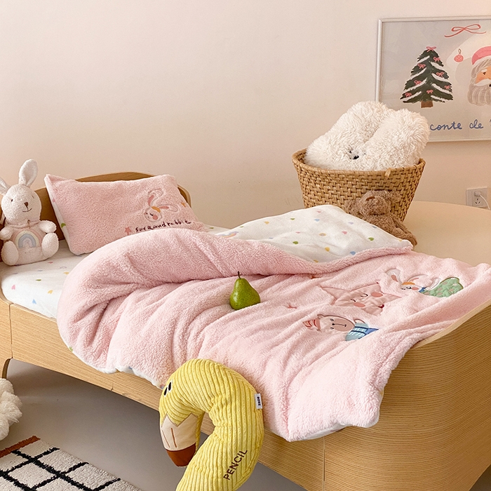 91家纺网 家纺一手货源 找家纺 宝贝优选 2025新款A类保暖幼儿园儿童绒套件（绵羊绒+牛奶绒） 旋转精灵