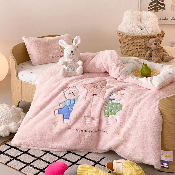 91家纺网 家纺一手货源 找家纺 宝贝优选 2025新款A类保暖幼儿园儿童绒套件（绵羊绒+牛奶绒） 旋转精灵