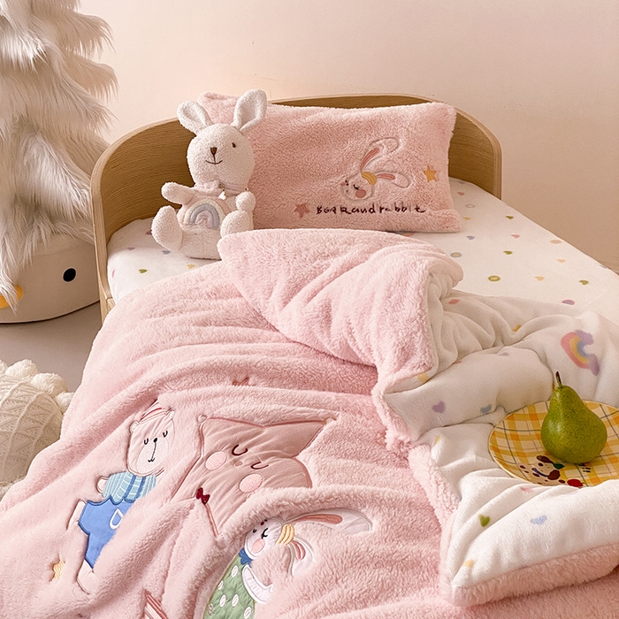 91家纺网 家纺一手货源 找家纺 宝贝优选 2025新款A类保暖幼儿园儿童绒套件（绵羊绒+牛奶绒） 旋转精灵