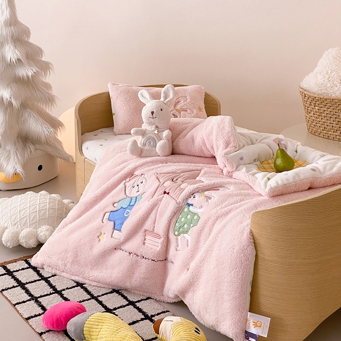 91家纺网 家纺一手货源 找家纺 宝贝优选 2025新款A类保暖幼儿园儿童绒套件（绵羊绒+牛奶绒） 旋转精灵