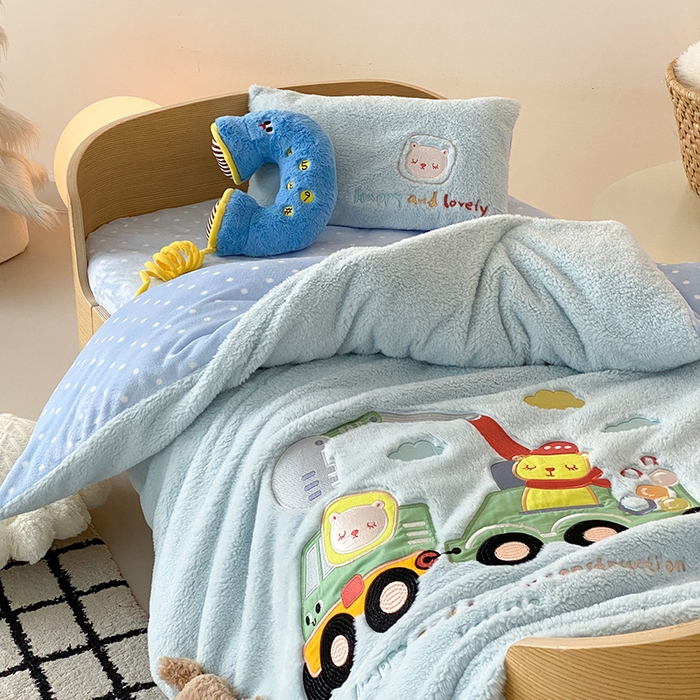 91家纺网 家纺一手货源 找家纺 宝贝优选 2025新款A类保暖幼儿园儿童绒套件（绵羊绒+牛奶绒） 斯特工程车