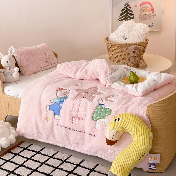 91家纺网 家纺一手货源 找家纺 宝贝优选 2025新款A类保暖幼儿园儿童绒套件（绵羊绒+牛奶绒） 旋转精灵