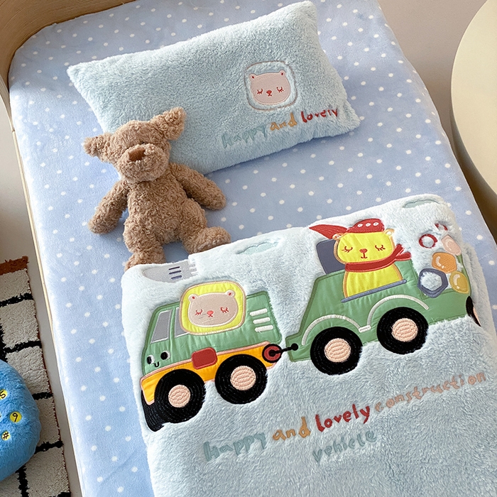 91家纺网 家纺一手货源 找家纺 宝贝优选 2025新款A类保暖幼儿园儿童绒套件（绵羊绒+牛奶绒） 斯特工程车