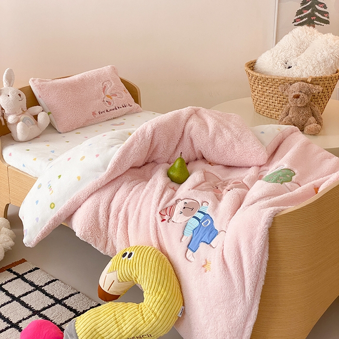 91家纺网 家纺一手货源 找家纺 宝贝优选 2025新款A类保暖幼儿园儿童绒套件（绵羊绒+牛奶绒） 旋转精灵