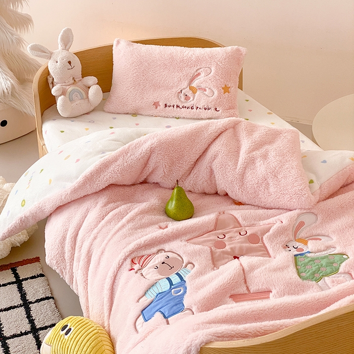 91家纺网 家纺一手货源 找家纺 宝贝优选 2025新款A类保暖幼儿园儿童绒套件（绵羊绒+牛奶绒） 旋转精灵