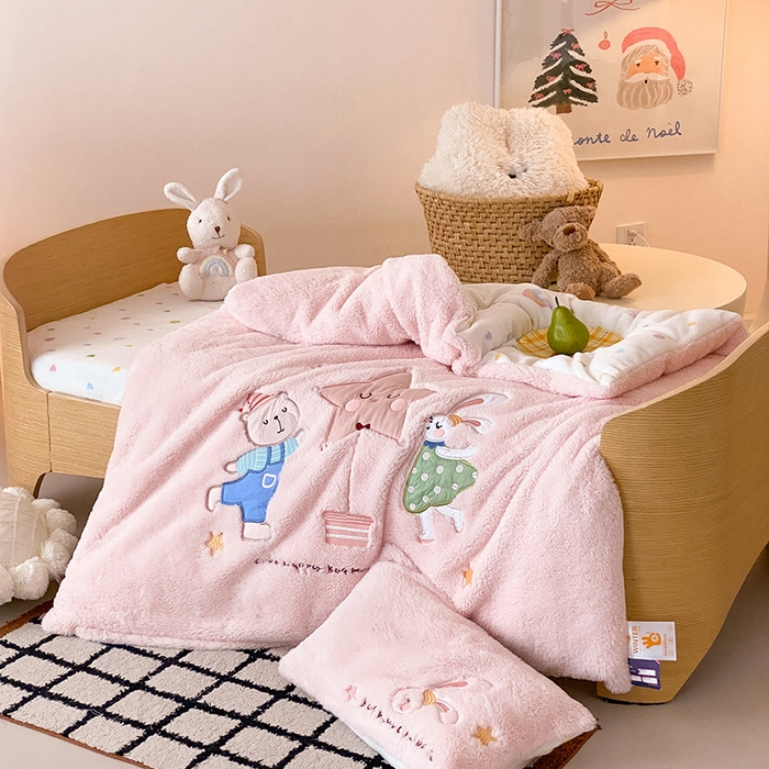 91家纺网 家纺一手货源 找家纺 宝贝优选 2025新款A类保暖幼儿园儿童绒套件（绵羊绒+牛奶绒） 旋转精灵