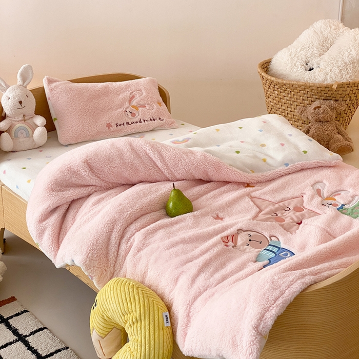 91家纺网 家纺一手货源 找家纺 宝贝优选 2025新款A类保暖幼儿园儿童绒套件（绵羊绒+牛奶绒） 旋转精灵