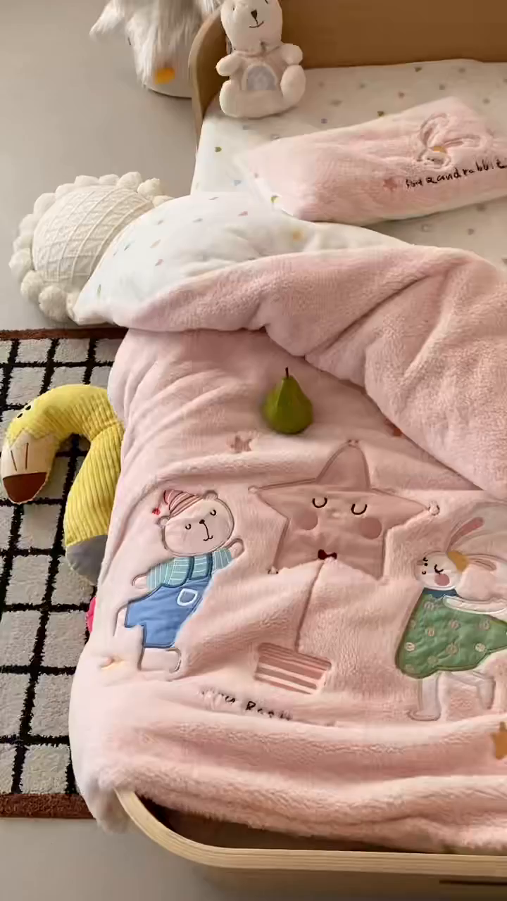 91家纺网 家纺一手货源 找家纺 宝贝优选 2025新款A类保暖幼儿园儿童绒套件（绵羊绒+牛奶绒） 旋转精灵