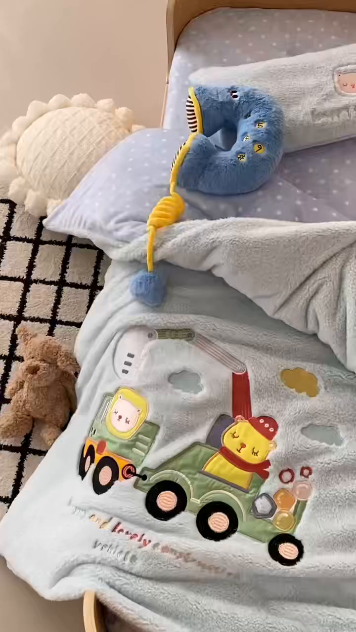 91家纺网 家纺一手货源 找家纺 宝贝优选 2025新款A类保暖幼儿园儿童绒套件（绵羊绒+牛奶绒） 斯特工程车