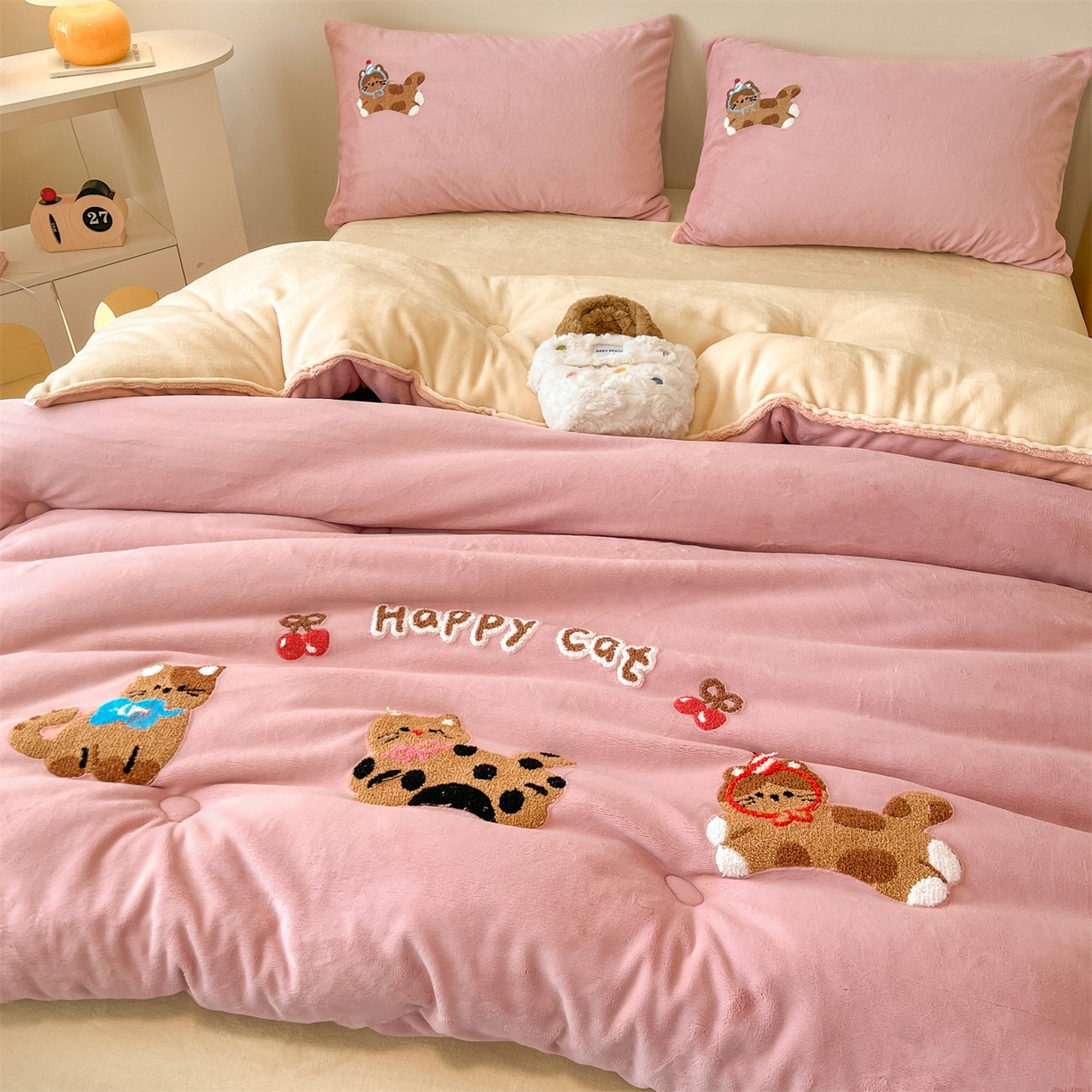 91家纺网 家纺一手货源 找家纺 换种生活 2025新款A类牛奶绒毛巾绣冬被被子被芯 萌趣猫