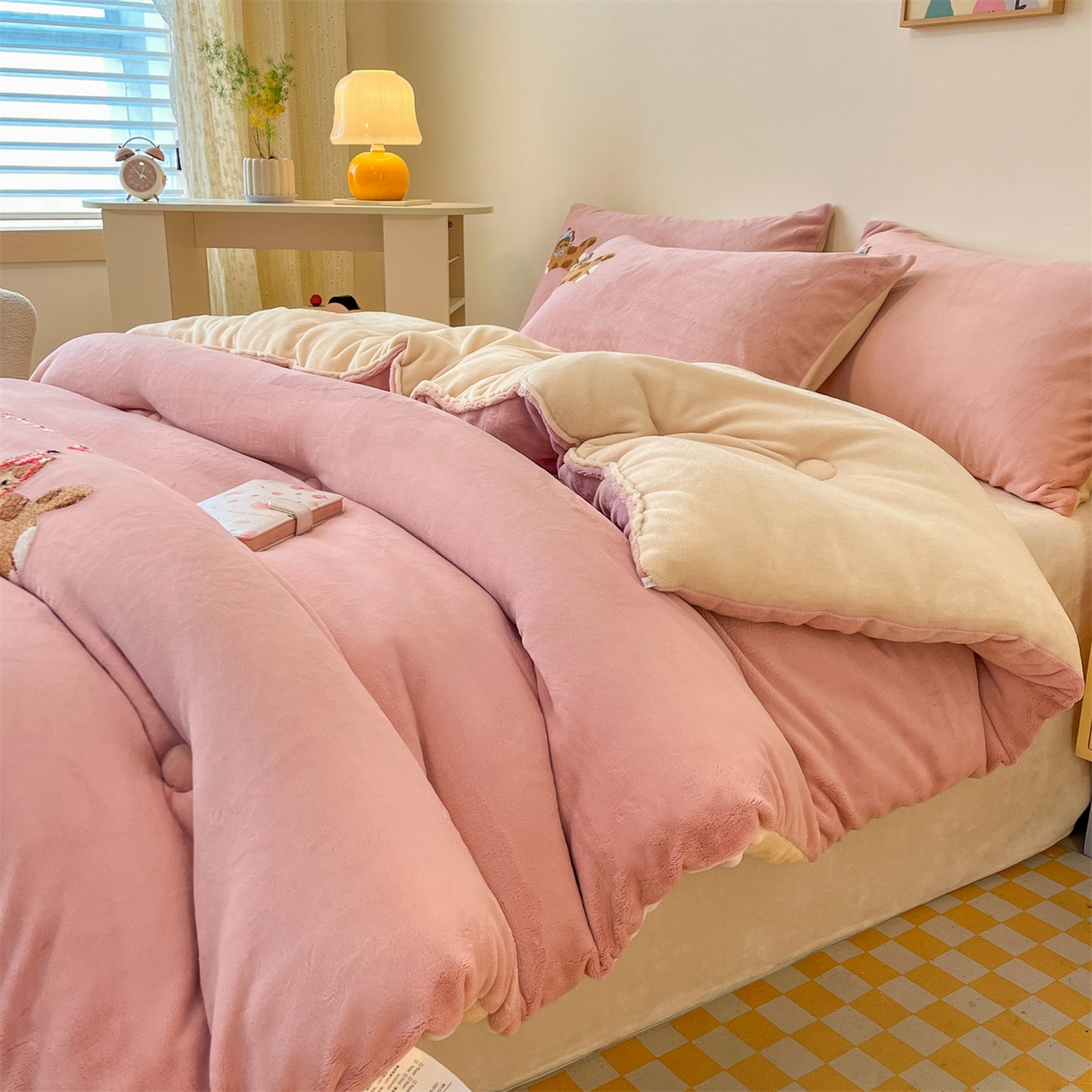 91家纺网 家纺一手货源 找家纺 换种生活 2025新款A类牛奶绒毛巾绣冬被被子被芯 萌趣猫