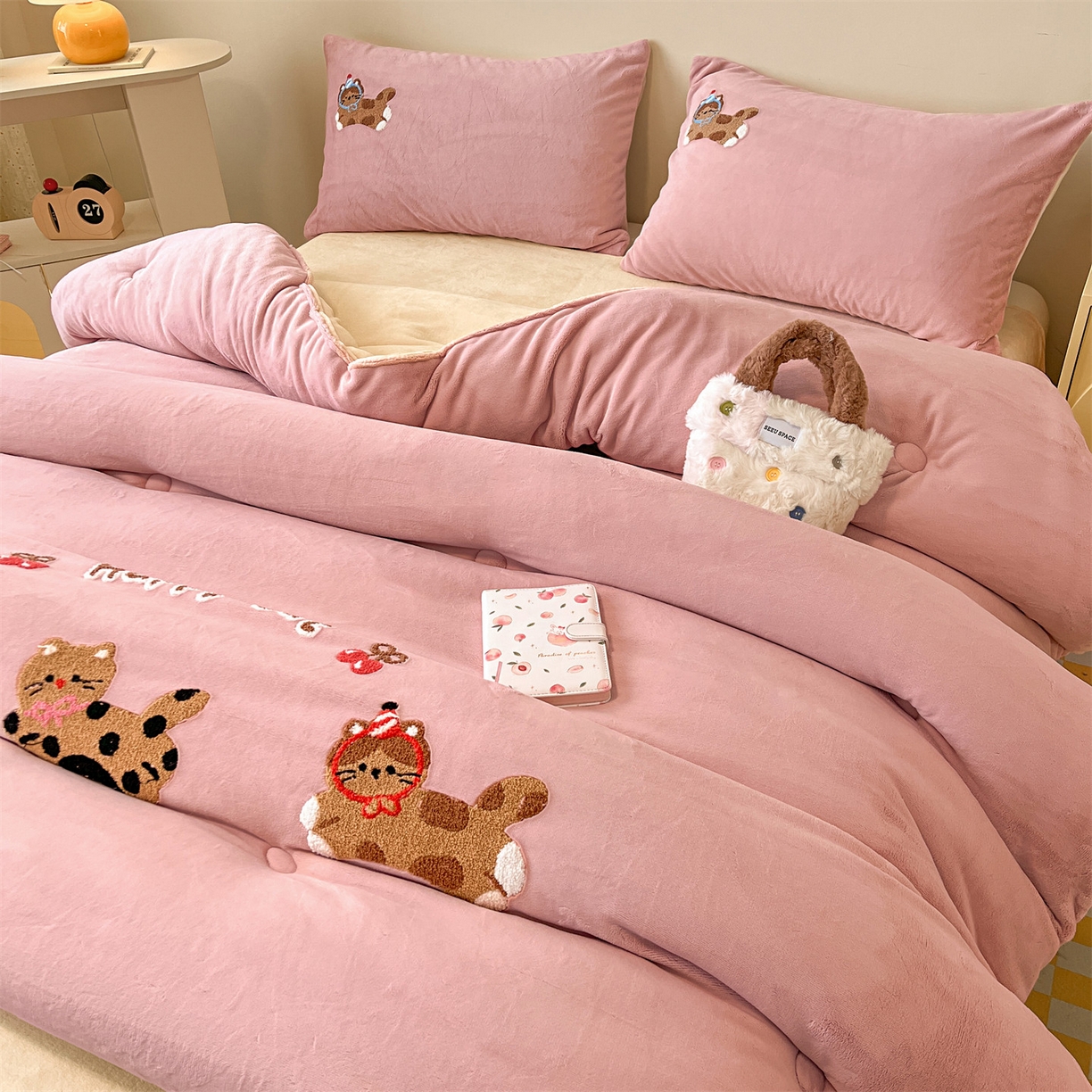 91家纺网 家纺一手货源 找家纺 换种生活 2025新款A类牛奶绒毛巾绣冬被被子被芯 萌趣猫