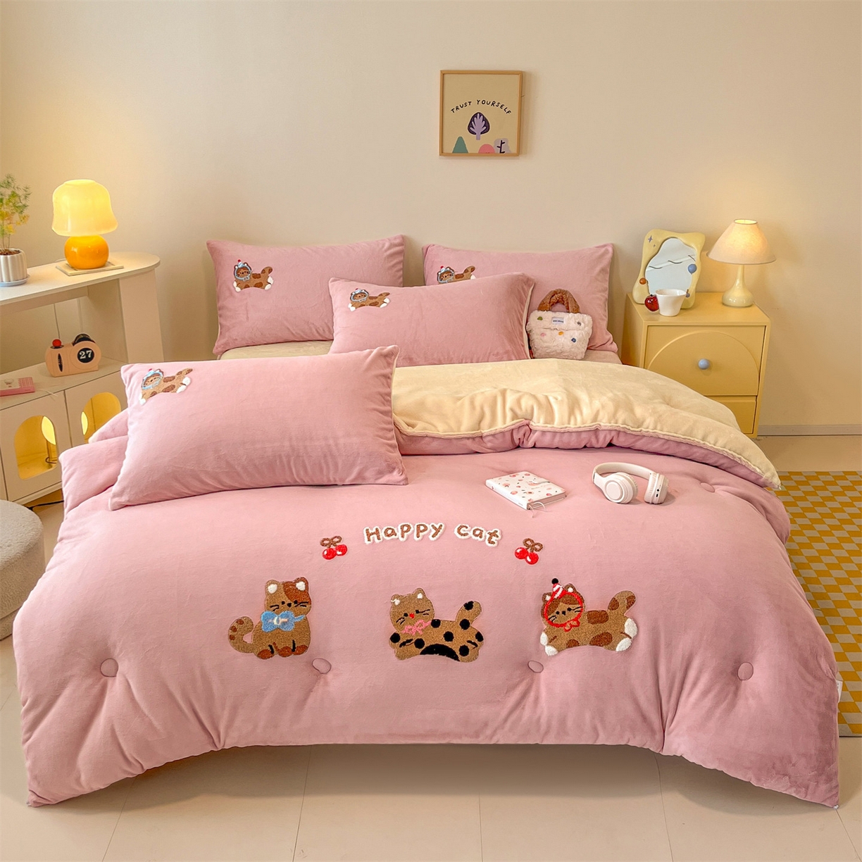 91家纺网 家纺一手货源 找家纺 换种生活 2025新款A类牛奶绒毛巾绣冬被被子被芯 萌趣猫