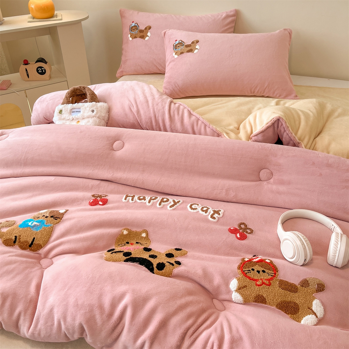 91家纺网 家纺一手货源 找家纺 换种生活 2025新款A类牛奶绒毛巾绣冬被被子被芯 萌趣猫