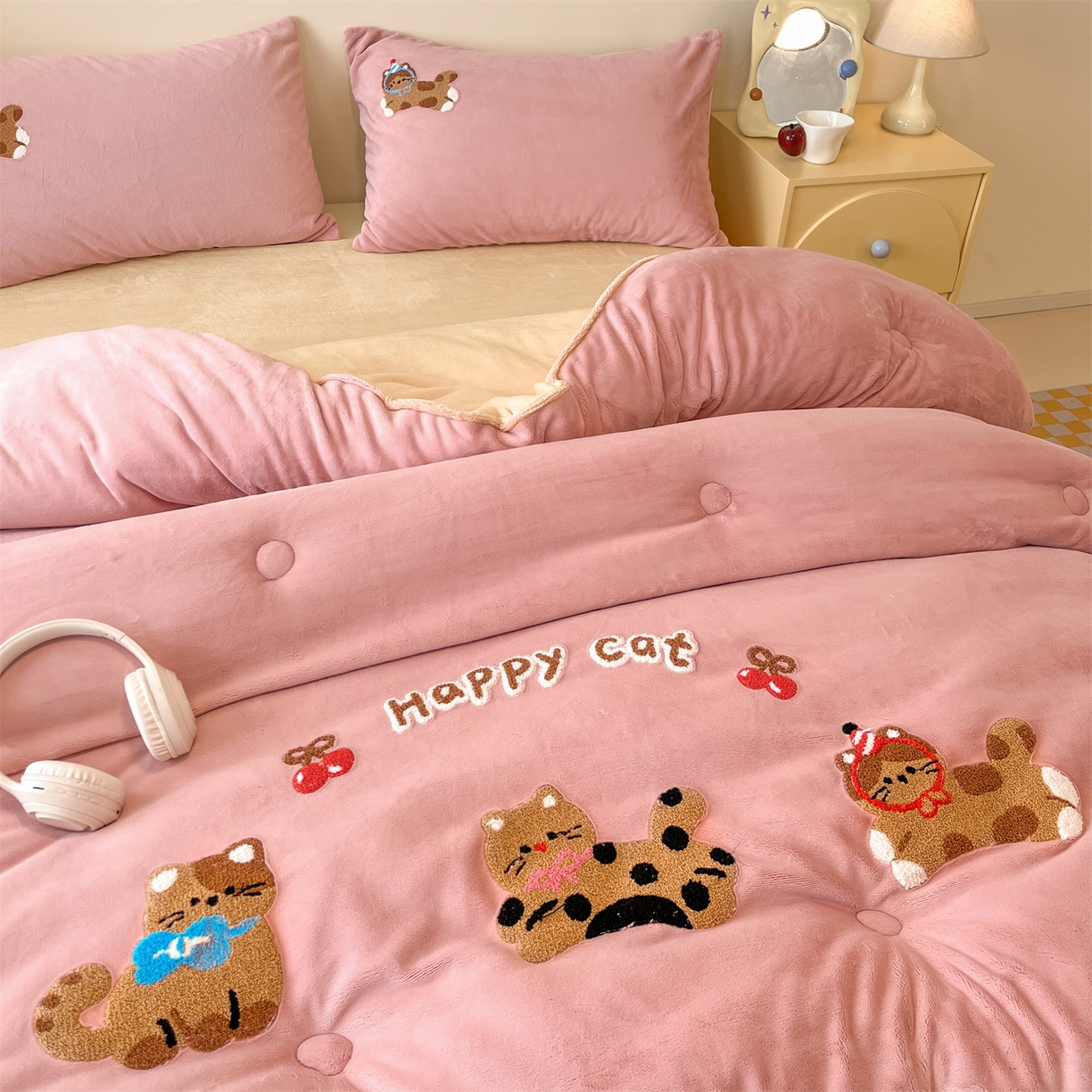 91家纺网 家纺一手货源 找家纺 换种生活 2025新款A类牛奶绒毛巾绣冬被被子被芯 萌趣猫