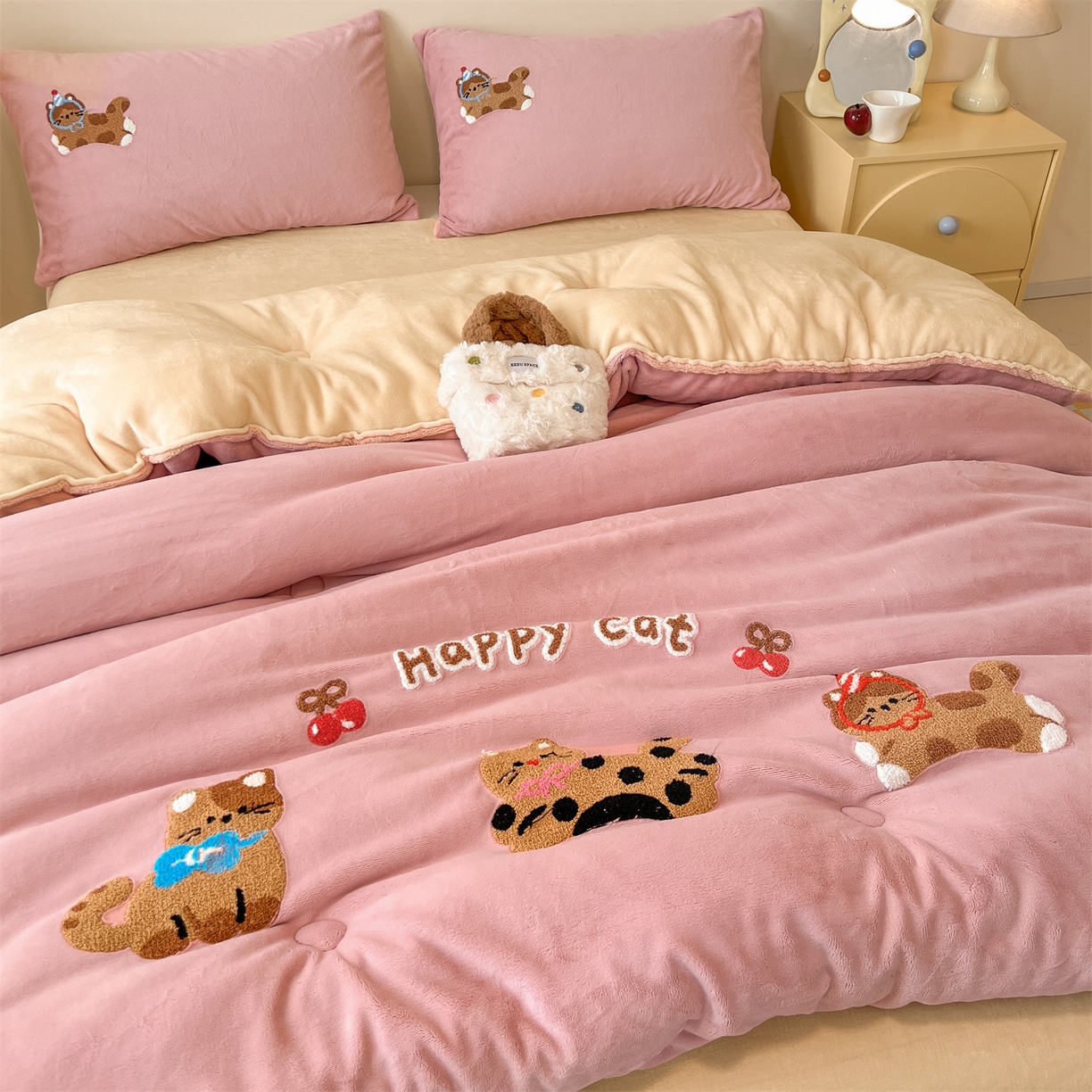 91家纺网 家纺一手货源 找家纺 换种生活 2025新款A类牛奶绒毛巾绣冬被被子被芯 萌趣猫