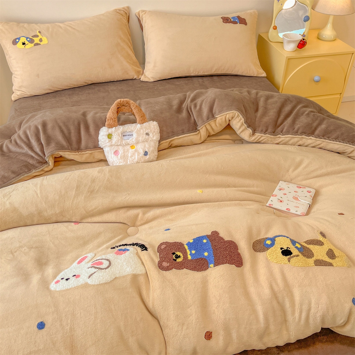 91家纺网 家纺一手货源 找家纺 换种生活 2025新款A类牛奶绒毛巾绣冬被被子被芯 萌宠伙伴