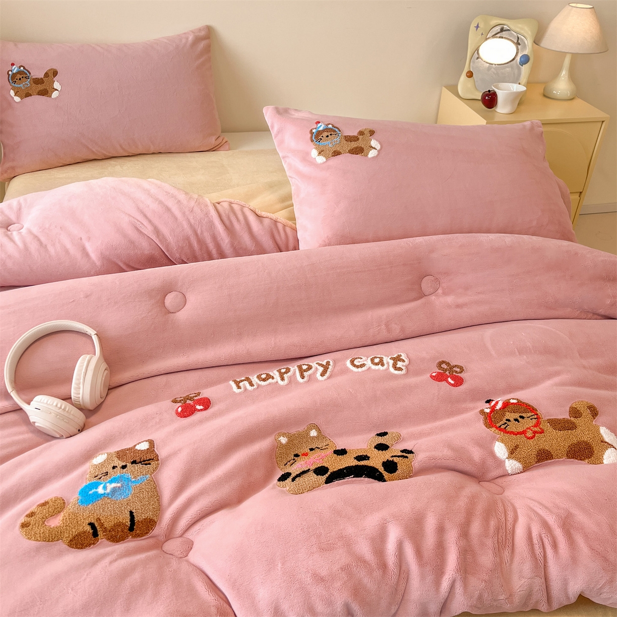 91家纺网 家纺一手货源 找家纺 换种生活 2025新款A类牛奶绒毛巾绣冬被被子被芯 萌趣猫