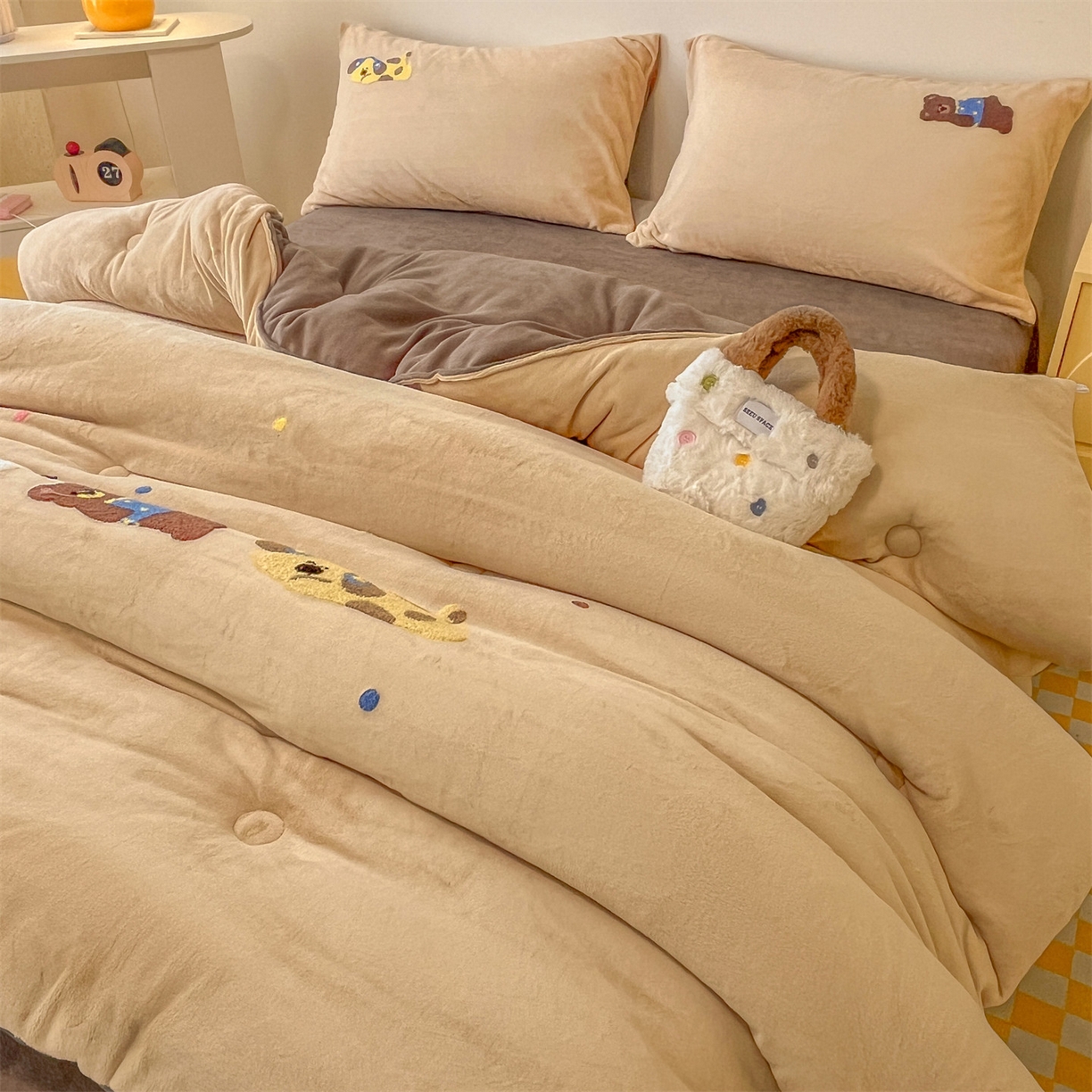 91家纺网 家纺一手货源 找家纺 换种生活 2025新款A类牛奶绒毛巾绣冬被被子被芯 萌宠伙伴