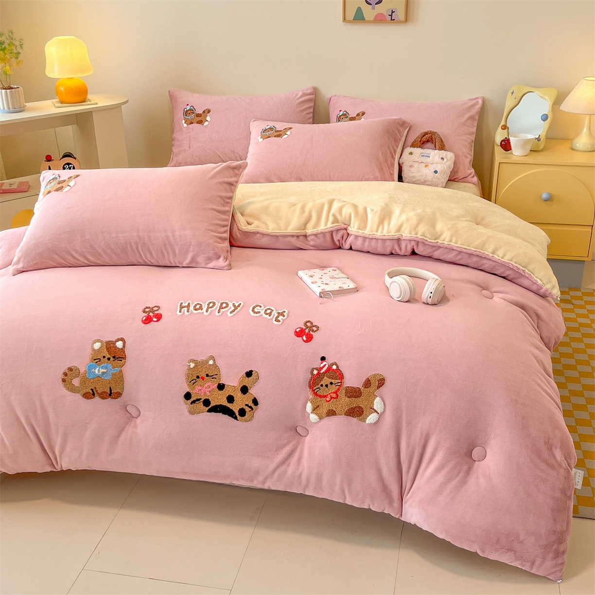 91家纺网 家纺一手货源 找家纺 换种生活 2025新款A类牛奶绒毛巾绣冬被被子被芯 萌趣猫