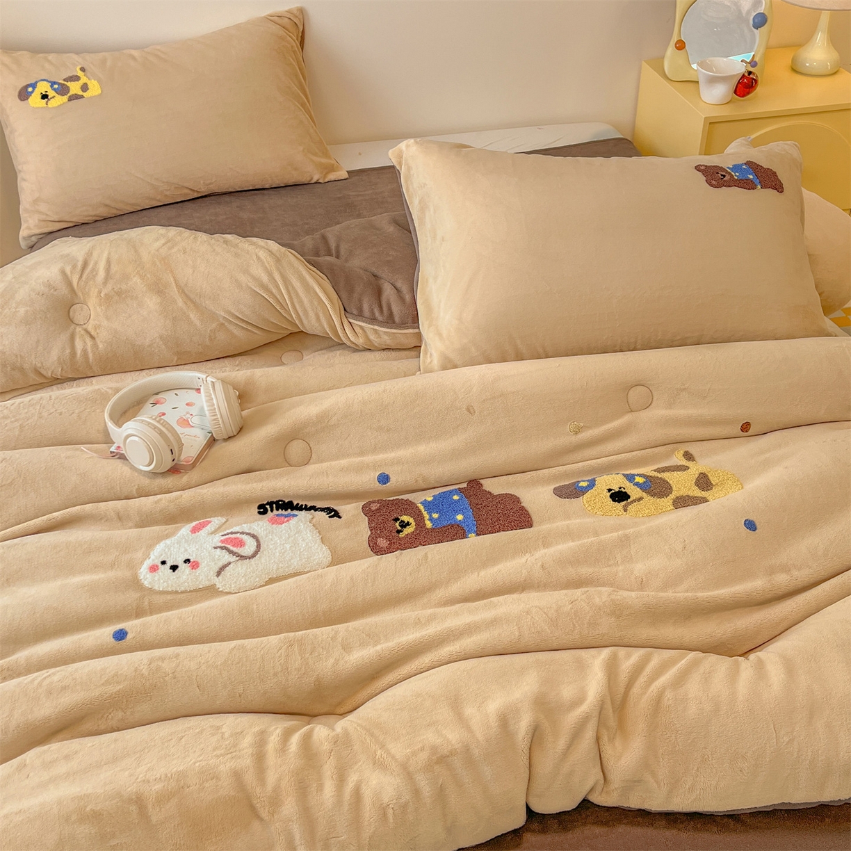 91家纺网 家纺一手货源 找家纺 换种生活 2025新款A类牛奶绒毛巾绣冬被被子被芯 萌宠伙伴