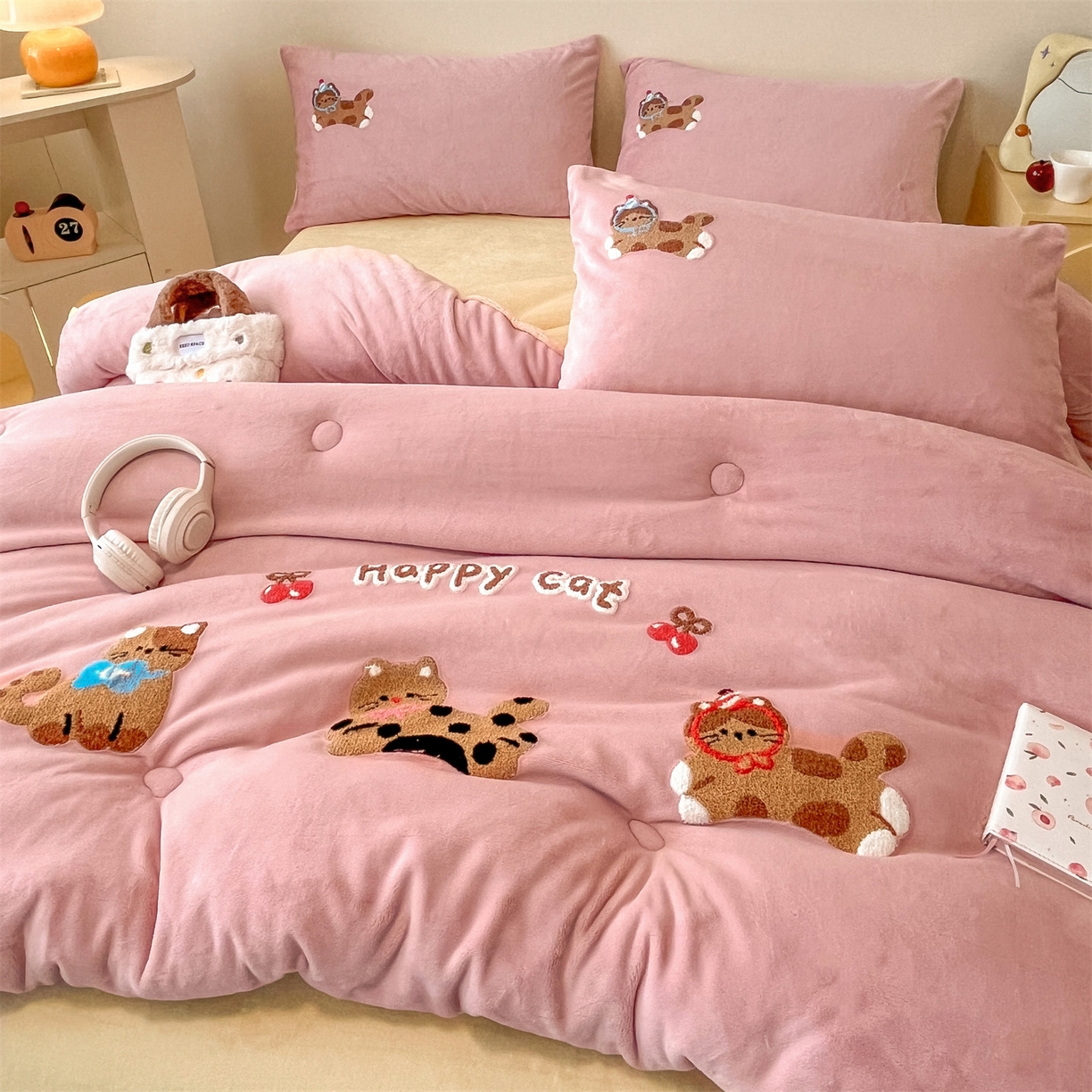 91家纺网 家纺一手货源 找家纺 换种生活 2025新款A类牛奶绒毛巾绣冬被被子被芯 萌趣猫