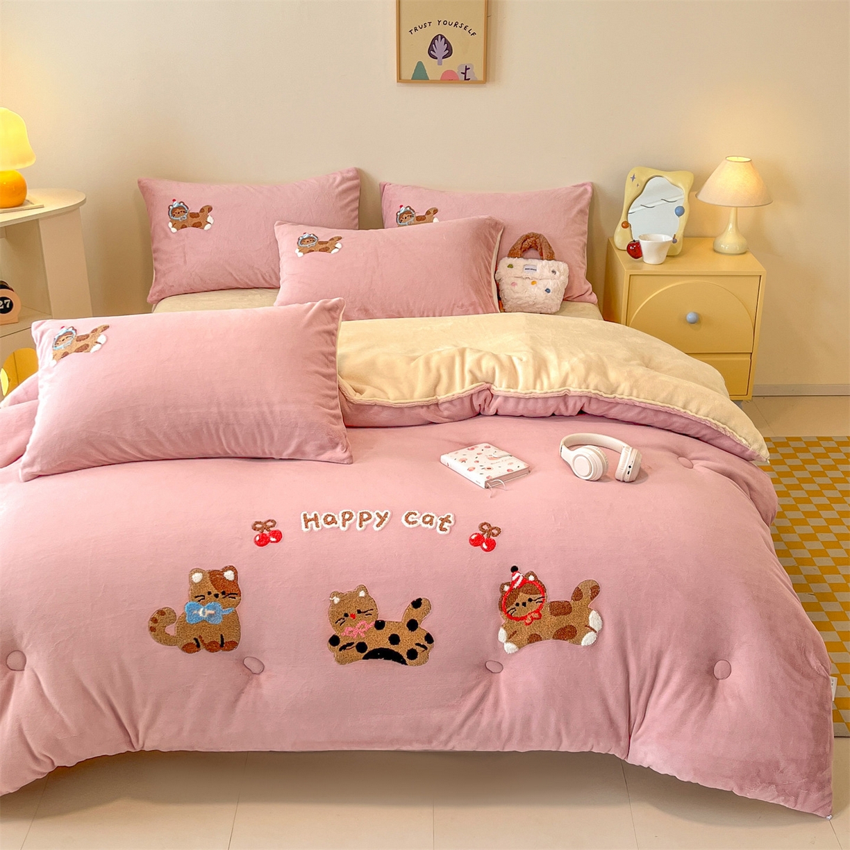 91家纺网 家纺一手货源 找家纺 换种生活 2025新款A类牛奶绒毛巾绣冬被被子被芯 萌趣猫